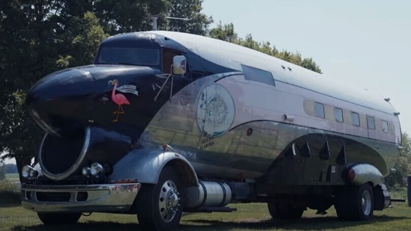 Camper The Fabulous Flamingo, quando un aereo incontra un camion