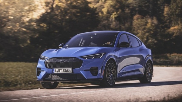 Vivere elettrico, i pro e i contro di viaggiare a emissioni zero