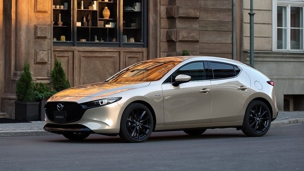 Mazda 3 2022, allestimento Homura e servizi connessi per il model year