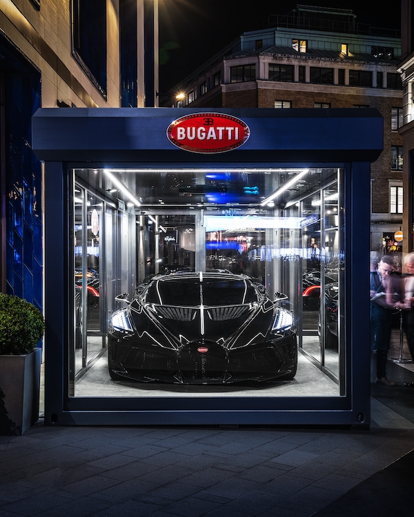 Bugatti La Voiture Noire, una delle auto più costose al mondo è in un cubo di vetro