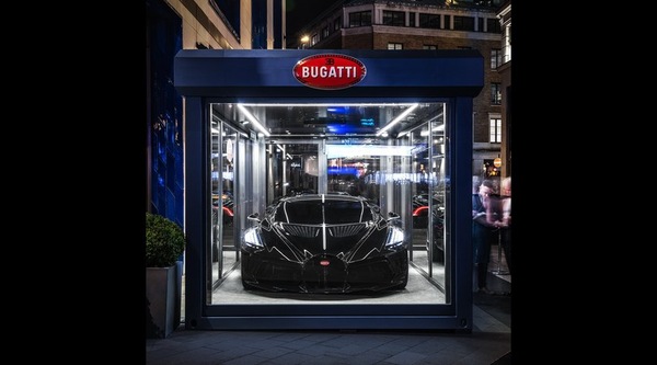 Bugatti La Voiture Noire, una delle auto più costose al mondo è in un cubo di vetro