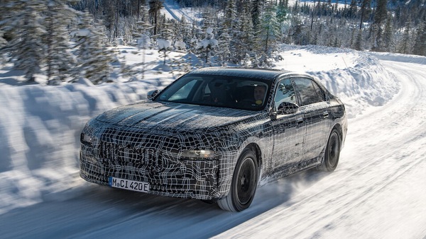 BMW i7, aspettando il 2022 si mostra tra le nevi