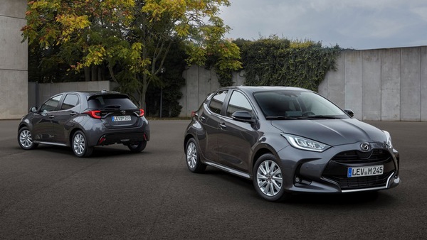 Nuova Mazda2, ecco la full hybrid gemella della Toyota Yaris