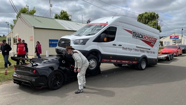 Lotus Exige Sport 410 nuova di zecca finisce sotto un furgone