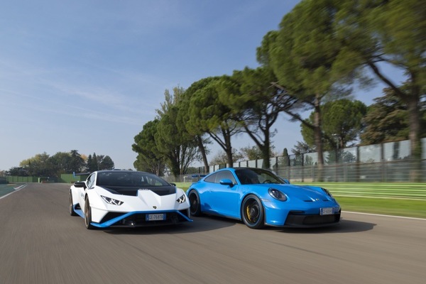 Sul prossimo Auto in edicola: Lamborghini Huracan STO vs Porsche 911 GT3, che sfida!