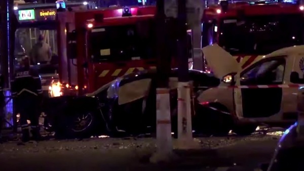 Parigi, taxi Tesla accelera all'improvviso e si schianta