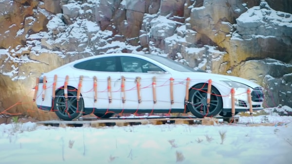 La Tesla Model S si guasta: per la rabbia la fa saltare in aria con 30 kg di dinamite