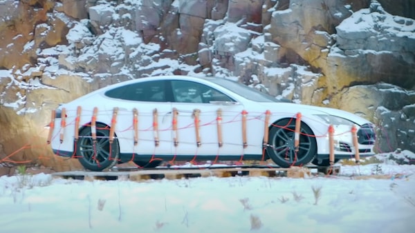 La Tesla Model S si guasta: per la rabbia la fa saltare in aria con 30 kg di dinamite