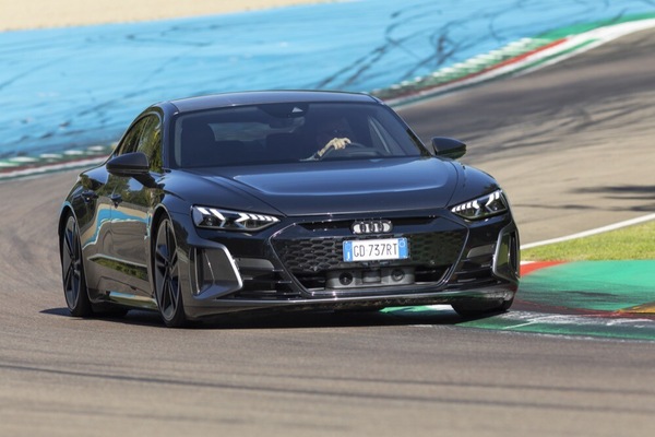 Sul prossimo Auto in edicola: Audi RS e-tron GT, cattivissima