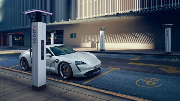 Ricarica ultra-fast di Taycan, 2,5 ore per un viaggio di 4.500 km