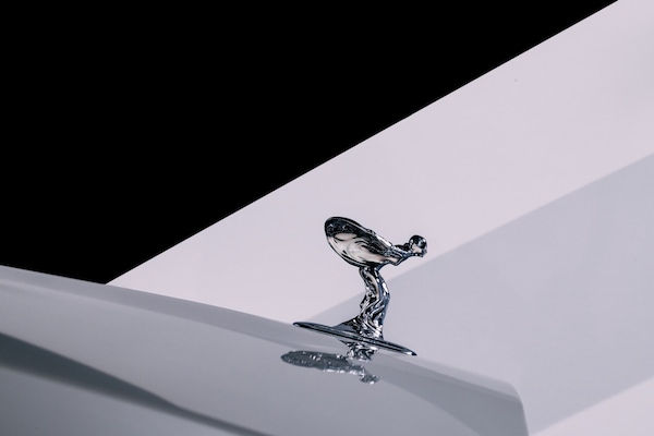 Rolls-Royce rinnova la Spirit of Ecstasy per l’era elettrica