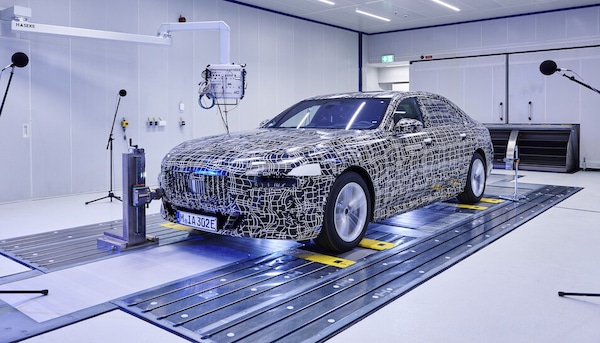 BMW i7, silenzio elettrico: l'ammiraglia verso il debutto