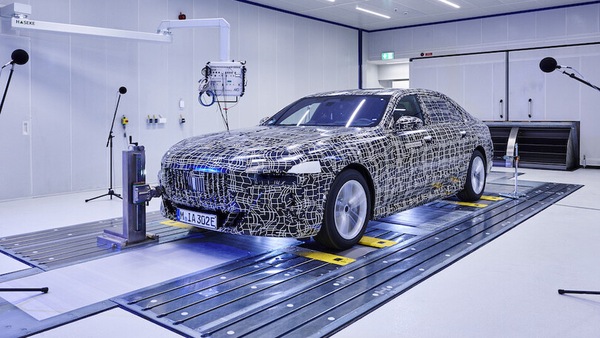 BMW i7, silenzio elettrico: l'ammiraglia verso il debutto