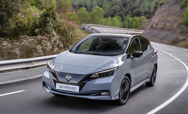 Nissan Leaf 2022, il prezzo del model year in sfumature di blu