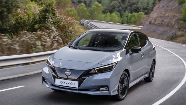Nissan Leaf 2022, il prezzo del model year in sfumature di blu