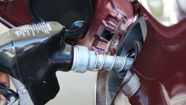 Benzina, prezzi alla stelle: la media nazionale supera i due euro al litro