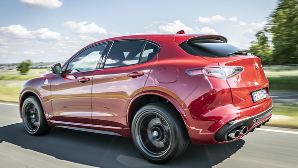Alfa Romeo Stelvio restyling 2022, nuova nei fari e non solo
