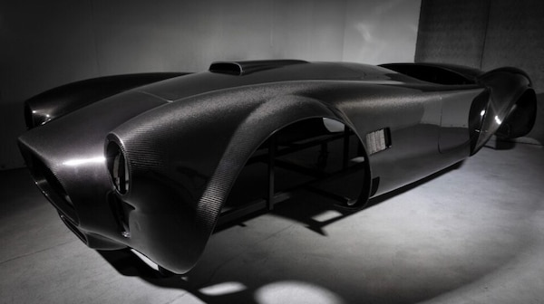 Shelby Cobra, fibra di carbonio e diamanti per il restomod della sportiva