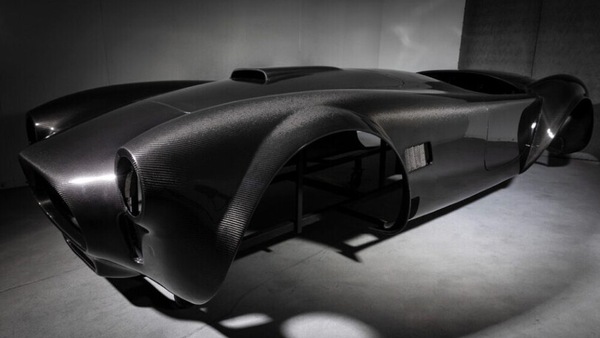 Shelby Cobra, fibra di carbonio e diamanti per il restomod della sportiva