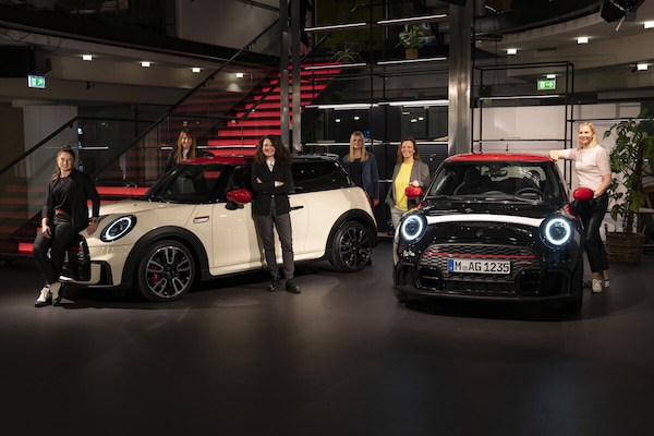 Mini Pat Moss, edizione speciale firmata dalle donne