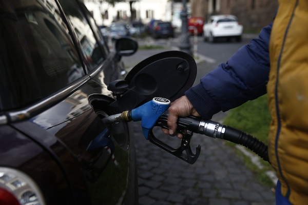 Caro carburante, taglio delle accise di 25 centesimi fino al 30 aprile