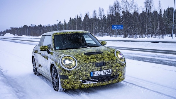 Nuova Mini elettrica rivela tutte le novità di stile e sono molte