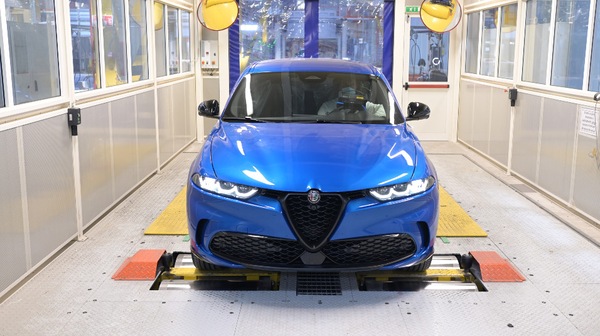 Alfa Romeo Tonale, il CEO Imparato in visita allo stabilimento di Pomigliano
