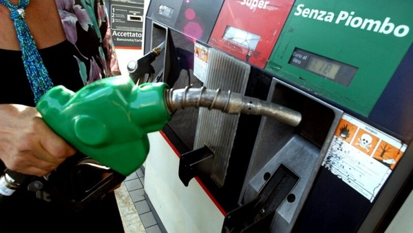 Caro carburanti, giù i prezzi: quanto costano in meno adesso benzina e Diesel