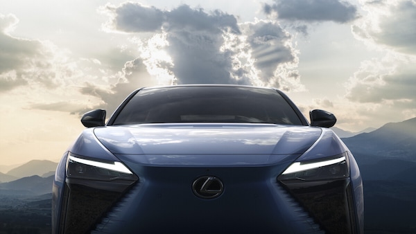 Lexus RZ, il suv elettrico prepara il debutto