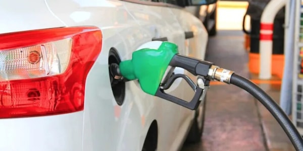 Benzina sempre più in calo: scende il prezzo sia al self che al servito