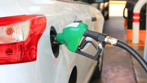 Benzina sempre più in calo: scende il prezzo sia al self che al servito