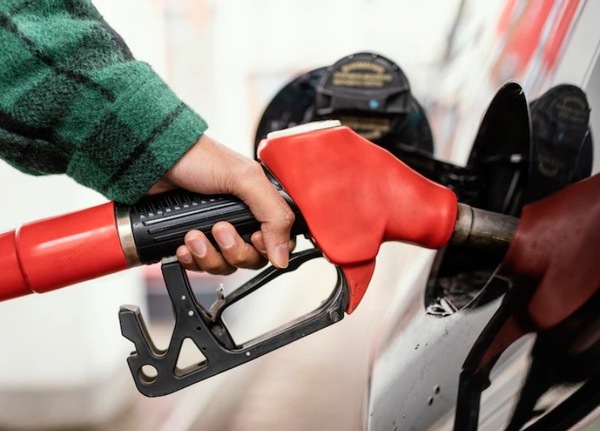 Benzina, c'è di nuovo l'aumento dei prezzi: ora costa 1,773 euro al litro