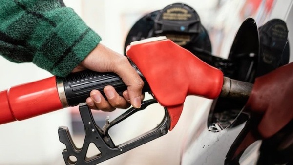Benzina, c'è di nuovo l'aumento dei prezzi: ora costa 1,773 euro al litro