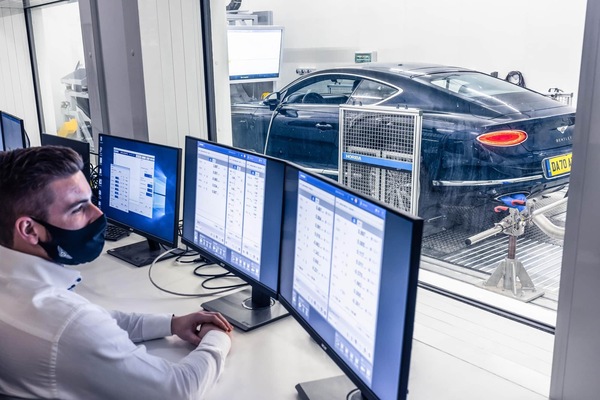 Bentley alla caccia di super ingegneri per accelerare l’elettrificazione