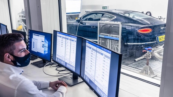 Bentley alla caccia di super ingegneri per accelerare l’elettrificazione