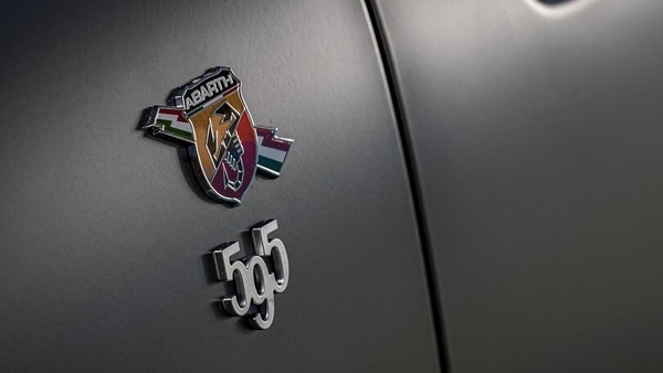 Abarth 500e, la 500 elettrica avvistata su strada