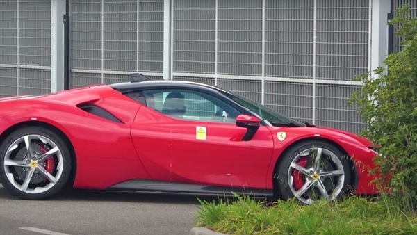 Che ci fa una Ferrari SF90 dentro la sede Lamborghini di Sant'Agata Bolognese?