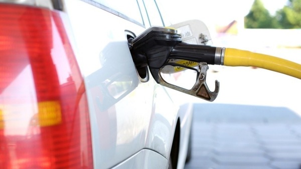 Benzina, prezzi di nuovo in salita: si torna a 1,8 euro al litro