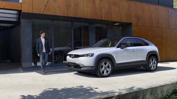 Mazda MX-30 2022, novità ricarica: si accorciano i tempi