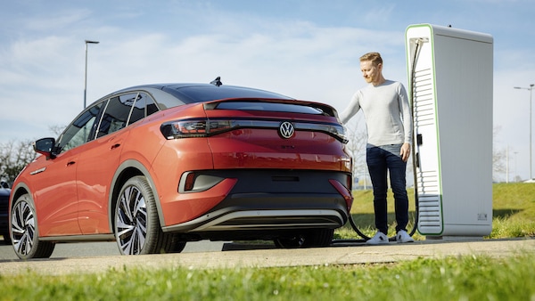 Volkswagen vuole il primato sull'elettrico, Tesla corre