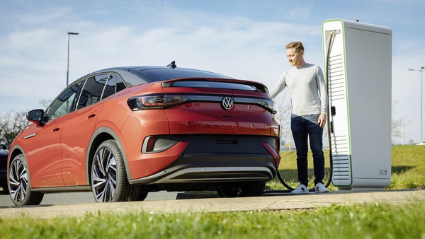 Volkswagen vuole il primato sull'elettrico, Tesla corre