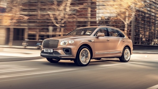 Bentley Bentayga passo lungo moltiplica lusso e comfort