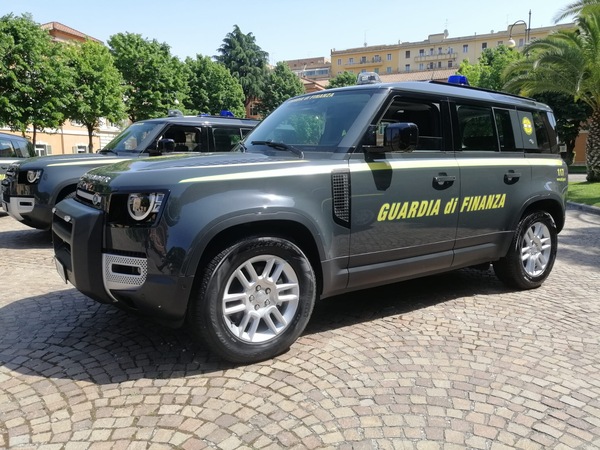 La Land Rover Defender entra a far parte della Guardia di Finanza
