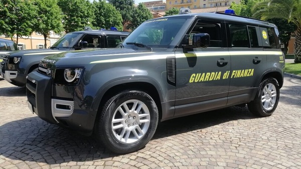 La Land Rover Defender entra a far parte della Guardia di Finanza