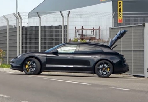 Lamborghini "studia" l'elettrica: a Sant'Agata spunta una Porsche Taycan