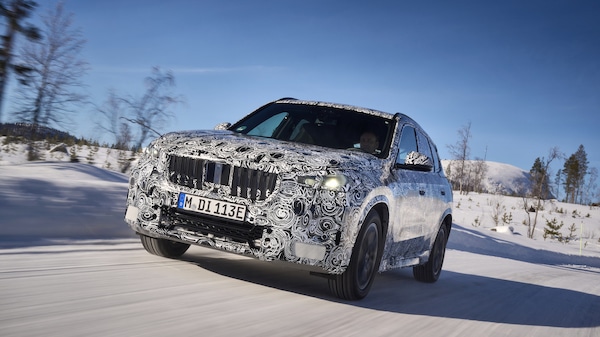 BMW iX1 anticipa autonomia e motori elettrici