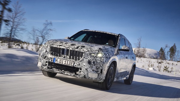 BMW iX1 anticipa autonomia e motori elettrici