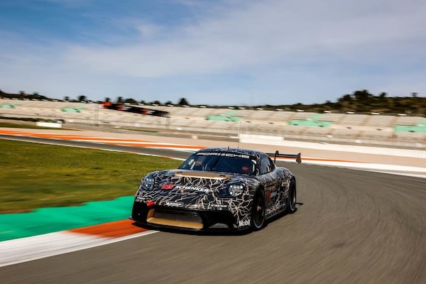 Porsche 718 Cayman GT4 ePerformance, la sportiva si fa elettrica