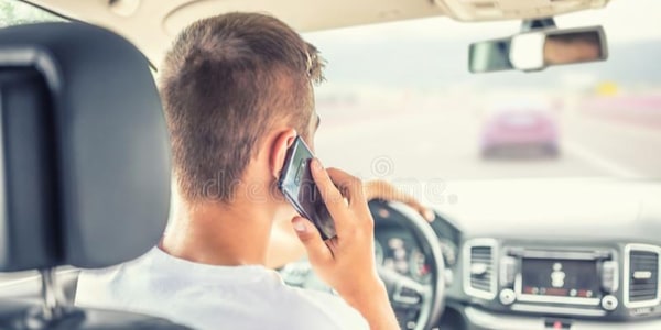 Germania, test per le telecamere che multano i conducenti al telefono