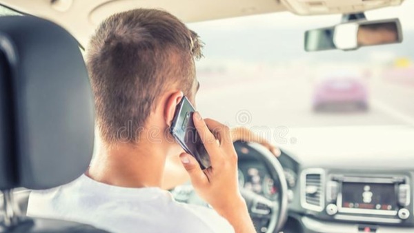 Germania, test per le telecamere che multano i conducenti al telefono